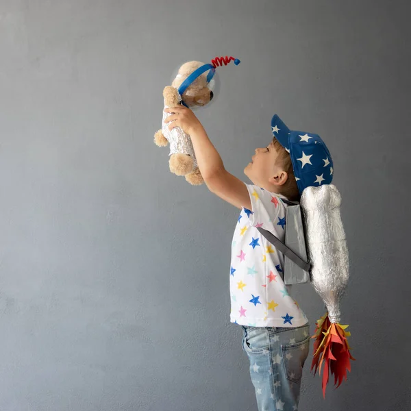 Criança Feliz Brincando Com Foguete Brinquedo Kid Segurando Ursinho Pelúcia — Fotografia de Stock
