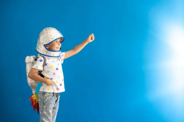 Gelukkig Kind Spelen Met Speelgoed Raket Tegen Een Blauwe Achtergrond — Stockfoto