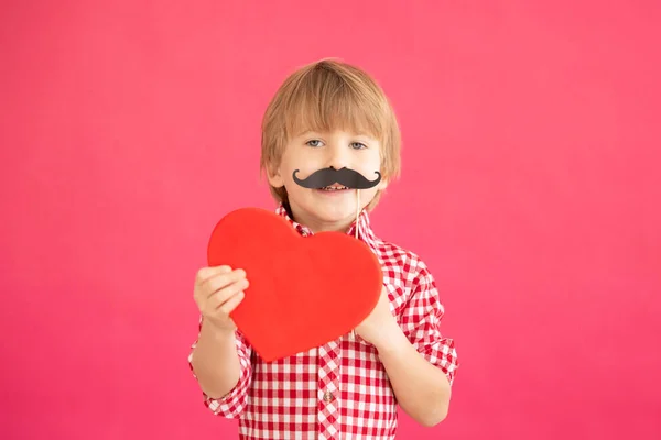 Feliz Niño Sosteniendo Corazón Las Manos Retrato Niño Sonriente Sobre — Foto de Stock