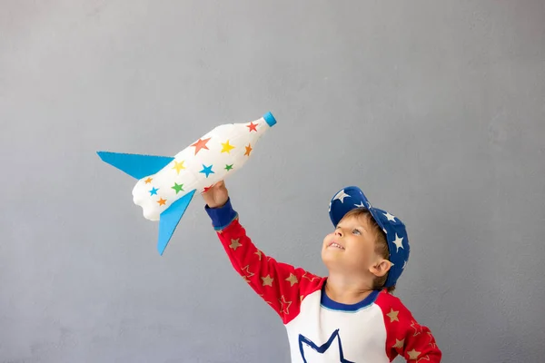 Glückliches Kind Das Mit Spielzeugrakete Vor Betonwand Hintergrund Spielt Kind — Stockfoto