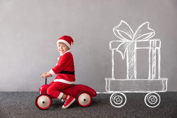 Glückliches Kind Weihnachtskostüm Kind Reitet Spielzeugauto Lustiges Kinderspiel Kinder Die — Stockfoto
