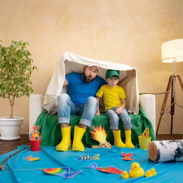 Glückliches Familienspiel Vater Und Sohn Beim Angeln Vater Und Kind — Stockfoto