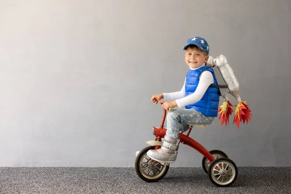 Niño Feliz Jugando Con Cohete Juguete Contra Fondo Pared Hormigón — Foto de Stock