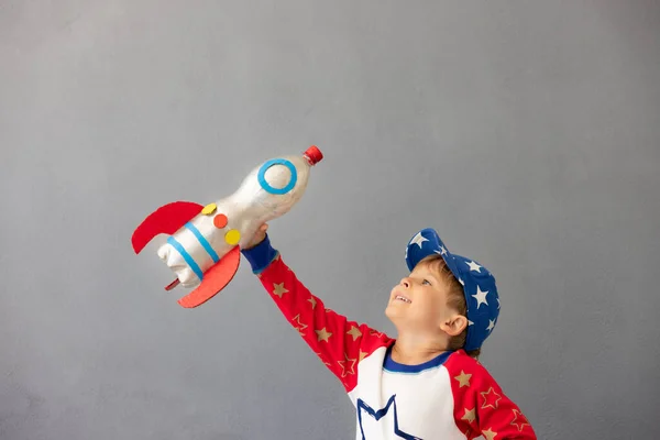 Счастливый Ребенок Играет Игрушечной Ракетой Фоне Бетонной Стены Парень Притворяется — стоковое фото