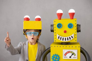 Robotlu mutlu çocuk. Evde oynayan komik çocuk. Başarı, yaratıcı ve yenilikçi teknoloji kavramı