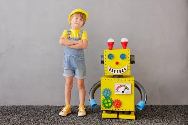 Selbstbewusstes Kind Das Mit Roboter Steht Lustiges Kind Das Hause — Stockfoto