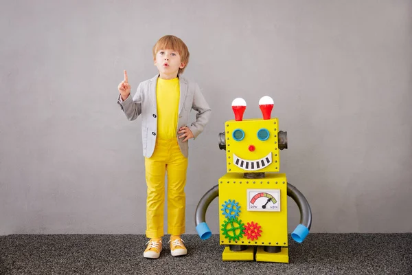 Niño Feliz Con Robot Chico Gracioso Jugando Casa Concepto Éxito — Foto de Stock