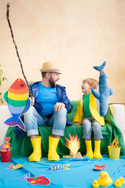 幸せな家族の演奏 父と息子は釣り旅行を楽しんでいます 父と子供は楽しんでいる 家にいる男と子供 夏休みのコンセプト — ストック写真