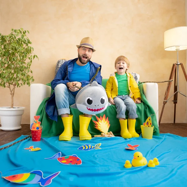 Glückliches Familienspiel Vater Und Sohn Beim Angeln Vater Und Kind — Stockfoto