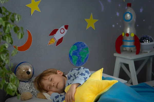 Niño Feliz Durmiendo Con Cohete Juguete Oso Peluche Chico Finge — Foto de Stock