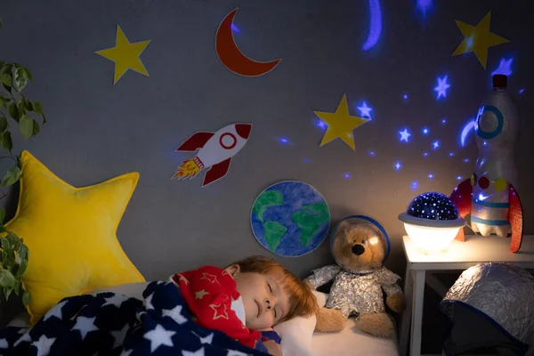 Gelukkig Kind Slapen Met Speelgoed Raket Teddybeer Hij Doet Alsof — Stockfoto