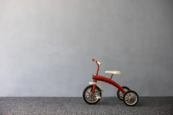 Старый Винтажный Красный Детский Велосипед Фоне Бетонной Стены — стоковое фото