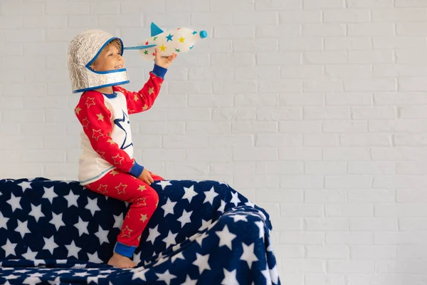 Rapaz Feliz Com Foguete Brinquedo Artesanal Criança Brincando Casa Contra — Fotografia de Stock