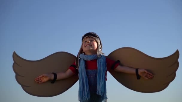 Szczęśliwe Dziecko Bawiące Się Zielonym Polu Zabawny Dzieciak Papierowymi Skrzydełkami — Wideo stockowe