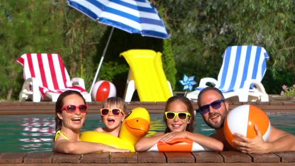 Mutlu Aile Yüzme Havuzunda Eğleniyor Anne Baba Kız Oğul Yaz — Stok video