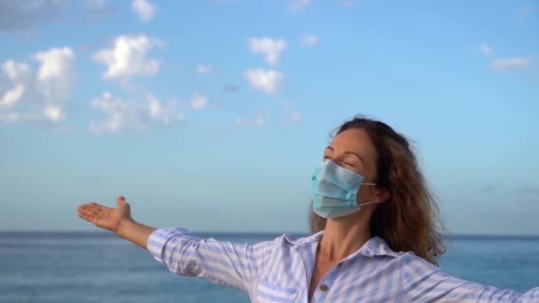 Mujer Feliz Con Máscara Médica Aire Libre Contra Fondo Azul — Vídeos de Stock