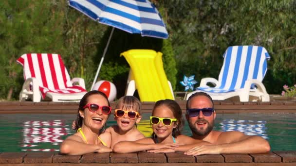 快乐的家庭在游泳池里玩得开心 女儿和儿子正在放暑假 慢动作 — 图库视频影像