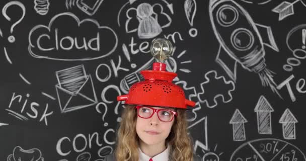 電球で手作りのヘルメットを身に着けているスマート女の子 面白い子供は明るいアイデアを持っている 教育とビジネスの概念 スローモーション — ストック動画
