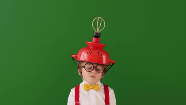 Έξυπνο Παιδί Που Φοράει Χειροποίητο Κράνος Λάμπα Στην Τάξη Αστείο — Αρχείο Βίντεο