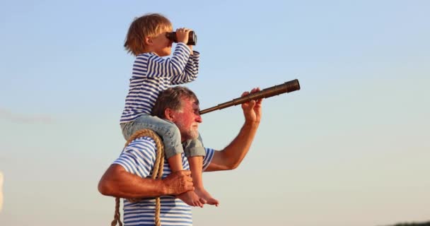 Keluarga Bahagia Melihat Teropong Kakek Dan Anak Dengan Teleskop Bersenang — Stok Video