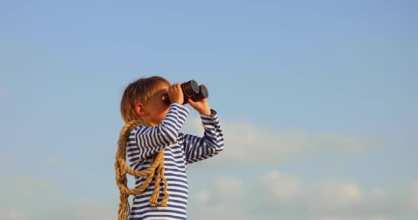 Criança Olhar Para Binóculos Céu Azul Movimento Lento — Vídeo de Stock