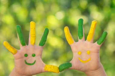 Gülümseyen mutlu çocuk yeşil bahar arka planına karşı. Ekoloji kavramı