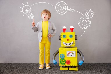 Robotlu mutlu çocuk. Evde oynayan komik çocuk. Başarı, yaratıcı ve yenilikçi teknoloji kavramı
