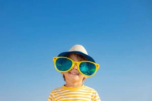 Glückliches Kind Das Spaß Freien Vor Blauem Himmel Hat Porträt — Stockfoto