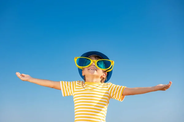 青空を背景に屋外で楽しい時間を過ごしている幸せな子供 夏休みに笑顔の子供の肖像画 自由と旅行の概念 — ストック写真