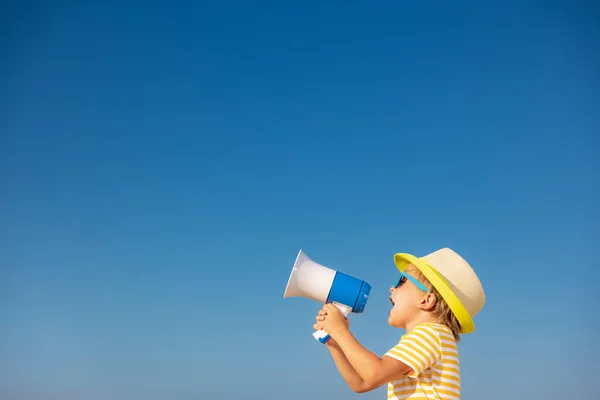 快乐的孩子在户外蓝天的背景下通过扩音器大喊 在暑假里笑着的孩子的画像 自由和旅行概念 — 图库照片