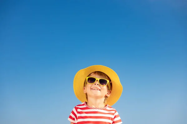 Niño Feliz Divirtiéndose Aire Libre Contra Fondo Azul Del Cielo —  Fotos de Stock