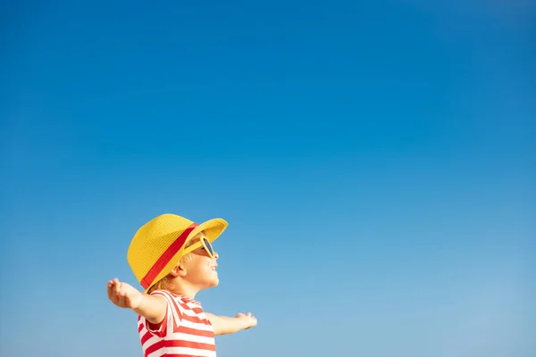 Criança Feliz Divertindo Livre Contra Fundo Céu Azul Retrato Criança — Fotografia de Stock