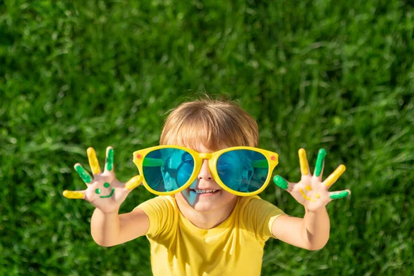 Bambino Felice Con Sorriso Sulle Mani All Aperto Ragazzo Sull — Foto Stock