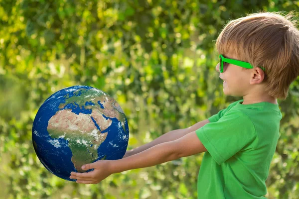 Niño Feliz Sosteniendo Planeta Las Manos Día Tierra Concepto Vacaciones — Foto de Stock