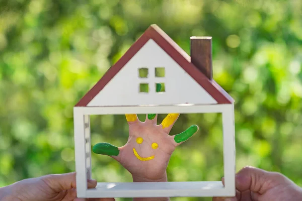 Niño Feliz Con Sonrisa Mano Casa Familia Las Manos Contra — Foto de Stock