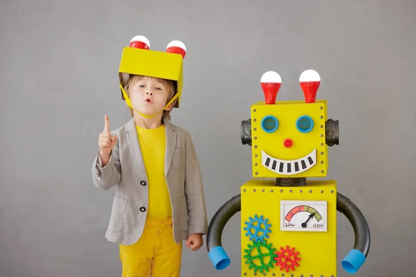 Счастливый Ребенок Роботом Забавный Ребенок Играет Дома Концепция Успешных Креативных — стоковое фото