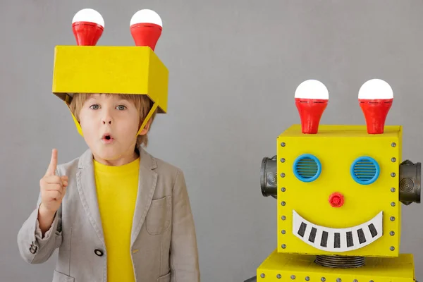 Niño Feliz Con Robot Chico Gracioso Jugando Casa Concepto Éxito — Foto de Stock