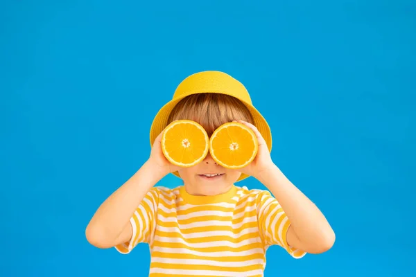 Mutlu Çocuk Elinde Güneş Gözlüğü Gibi Portakal Meyvesi Dilimleri Tutuyor — Stok fotoğraf