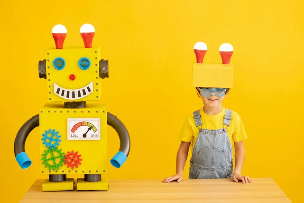 Счастливый Ребенок Роботом Желтом Фоне Забавный Ребенок Играет Дома Концепция — стоковое фото