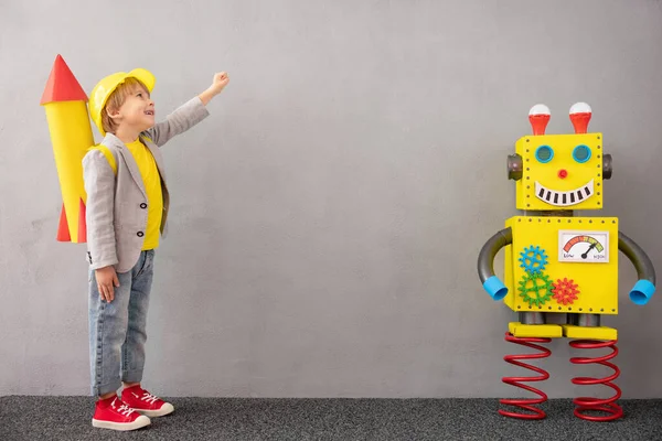 Glückliches Kind Mit Rakete Und Roboter Lustiges Kind Das Hause — Stockfoto