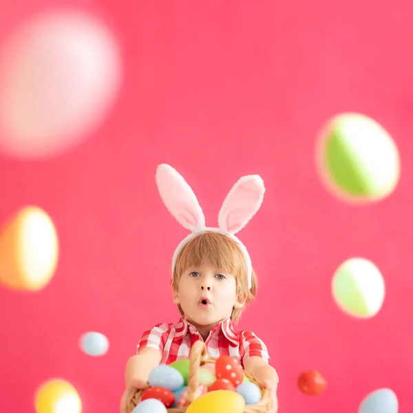 Niño Sorprendido Sosteniendo Cesta Con Huevos Pascua Chico Gracioso Vistiendo — Foto de Stock