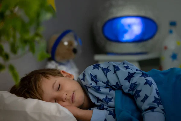 Šťastné Dítě Spí Raketou Plyšovým Medvídkem Ten Kluk Předstírá Astronaut — Stock fotografie