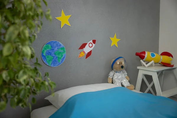 子供部屋のスペースのインテリア 子供は宇宙飛行士のふりをする — ストック写真