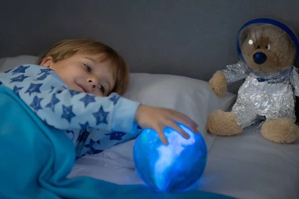 Glückliches Kind Das Mit Spielzeugrakete Und Teddybär Schläft Kind Gibt — Stockfoto
