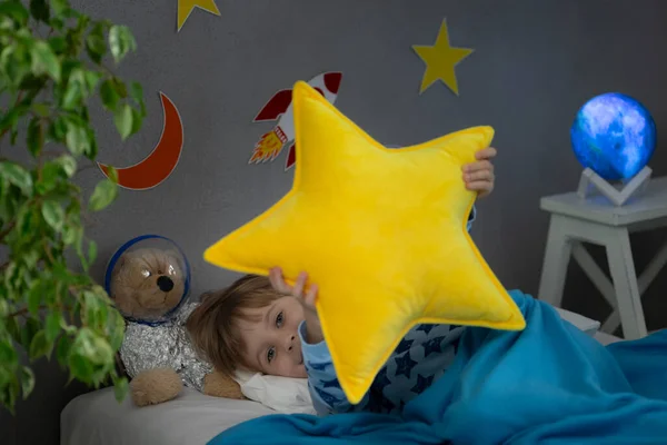 Boldog Gyerek Aki Játékrakétával Plüssmacival Alszik Kölyök Űrhajósnak Adja Magát — Stock Fotó