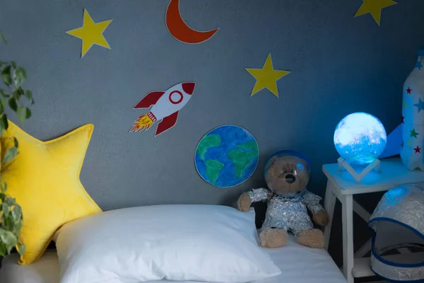 Innenraum Kinderzimmer Kind Gibt Sich Als Astronaut Aus — Stockfoto