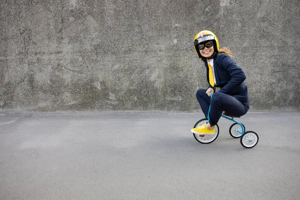 Счастливая Деловая Женщина Собирается Работу Забавная Молодая Женщина Ретро Велосипеде — стоковое фото