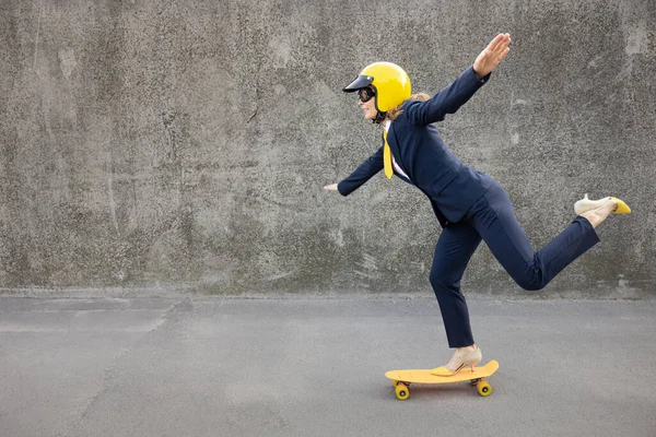 Heureuse Femme Affaires Qui Travailler Jeune Femme Drôle Chevauchant Skateboard — Photo