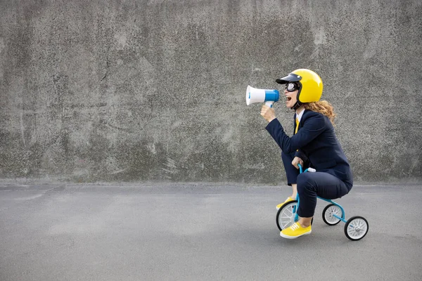 Una Donna Affari Felice Che Lavoro Divertente Giovane Donna Bicicletta — Foto Stock