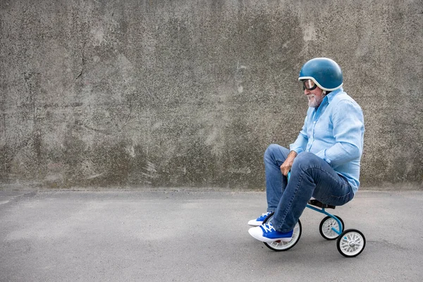 Portrait Funny Businessman Outdoor Senior Man Riding Retro Trike Back — ストック写真